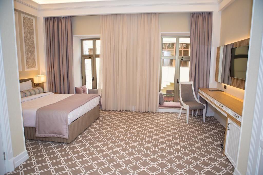 Theatrum Hotel Μπακού Εξωτερικό φωτογραφία A room at the hotel