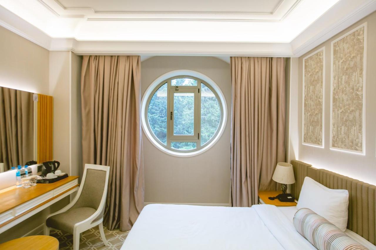 Theatrum Hotel Μπακού Εξωτερικό φωτογραφία A room at the hotel